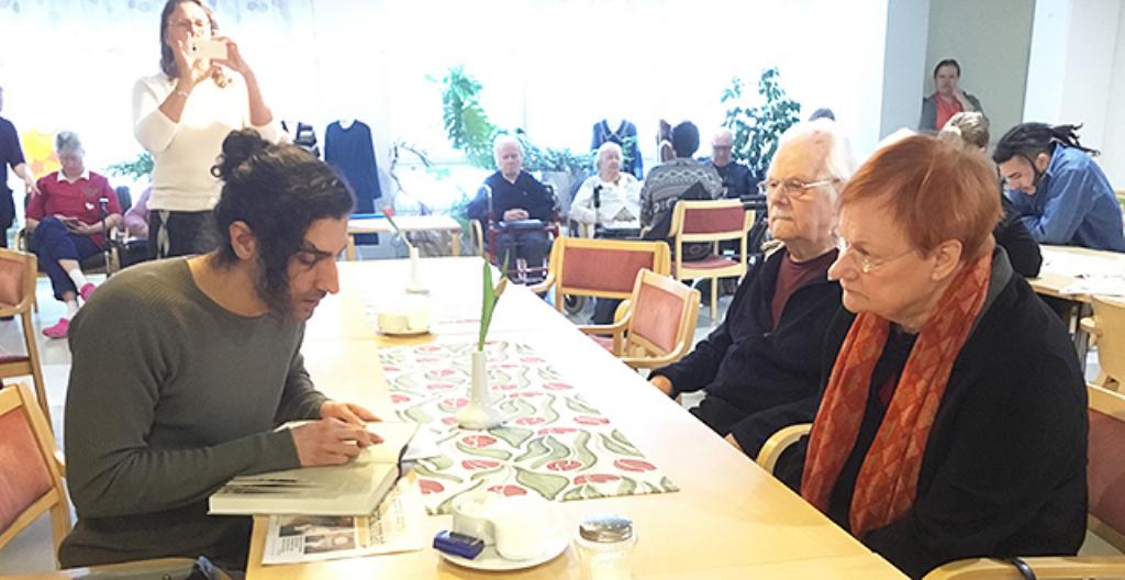 Farzam Faghihi lukee ja Aarne Grönlund sekä presidentti Tarja Halonen kuuntelevat.