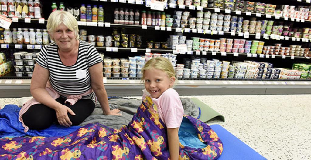 Maritta Airaksinen ja Odelia nukuivat yön viileässä kaupassa.