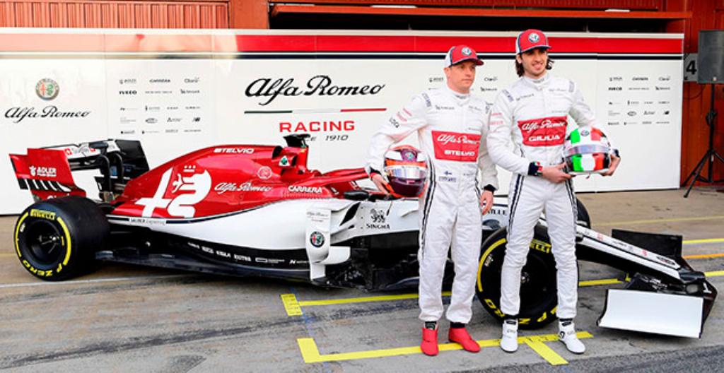 Kimi Räikkönen (vasemmalla) ja italialainen kuljettaja Antonio Giovinazzi sekä Alfa Romeon formula1-auto.