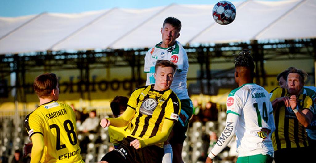 IFK Mariehamnin Rick Ketting puski palloa Veikkausliigan ottelussa FC Honkaa vastaan.