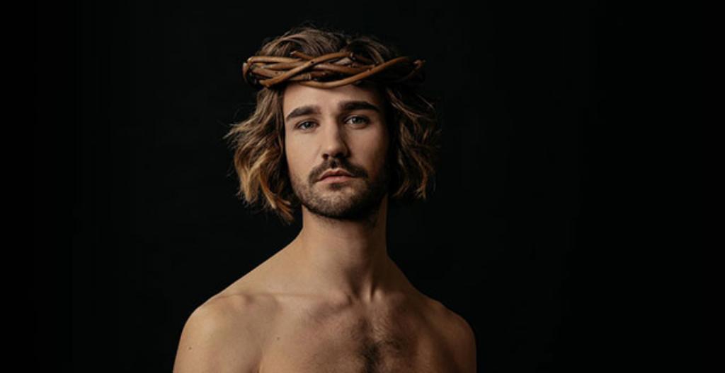 Ristin tie -näytelmässä Jeesusta esittää näyttelijä Eric Barco. Kuva: Sakari Röyskö.