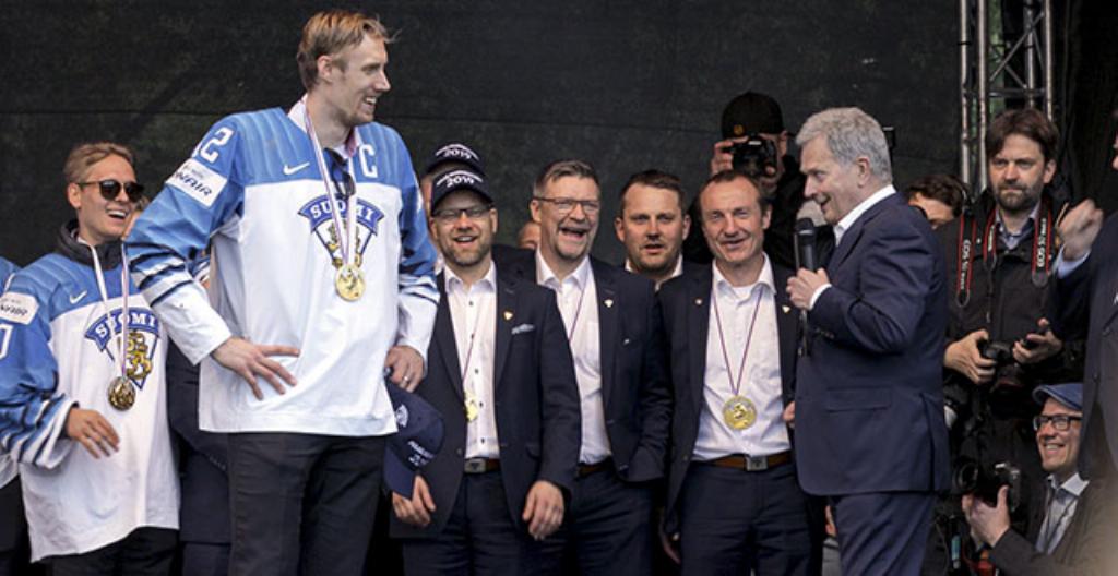 Presidentti Sauli Niinistö (oikealla) onnitteli jääkiekkojoukkuetta ja joukkueen kapteenia Marko Anttilaa (vasemmalla). 