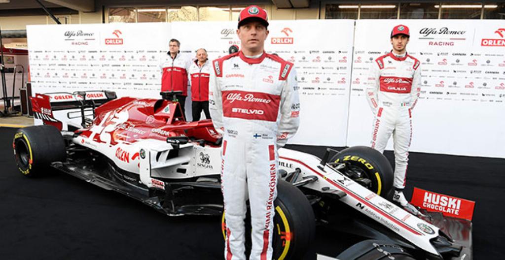 Kuvassa edessä on Alfa Romeon kuljettaja Kimi Räikkönen. Takana oikealla on toinen Alfa Romeon kuljettaja Antonio Giovinazzi.