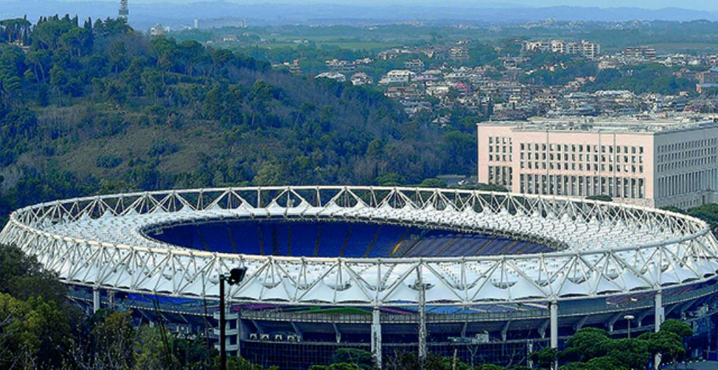 Kuvassa on Rooman olympiastadion. Miesten jalkapallon EM-kilpailujen avausottelu pelataan täällä kesällä 2021.