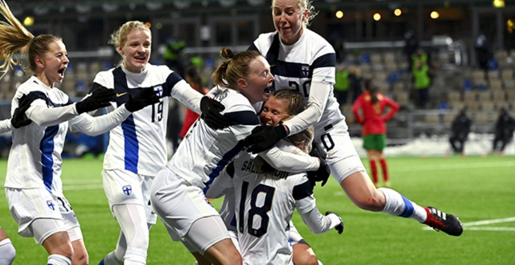 Kuvassa Suomen joukkue on juuri tehnyt voittomaalin pelissä Portugalia vastaan.