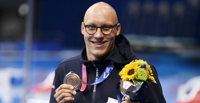 Uimari Matti Mattsson oli iloinen, koska hän sai vihdoinkin pronssimitalin olympialaisissa.