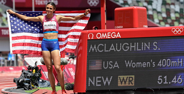 Kuvassa ovat Sydney McLaughlin ja tulostaulu Tokion olympiastadionilla. Tulostaulu kertoo, että McLaughlin teki maailmanennätyksen naisten 400 metrin aitajuoksussa.