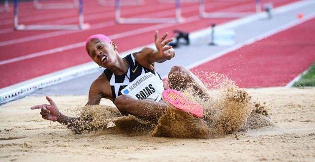 Kuvassa Venezuelan Yulimar Rojas putoaa hiekkaan kolmiloikan päätteeksi. Rojas teki Tokiossa uuden kolmiloikan maailmanennätyksen.
