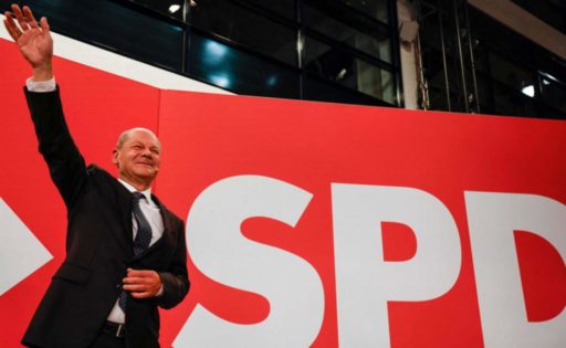 Kuvassa SPD:n puheenjohtaja Olaf Scholz juhlii vaalivoittoa. Scholzin puolue voitti Saksan parlamenttivaalit sunnuntaina.