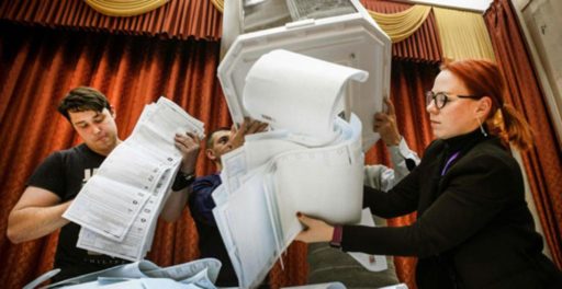 Kuvassa vaalivirkailijat tyhjentävät vaaliuurnaa Moskovassa.