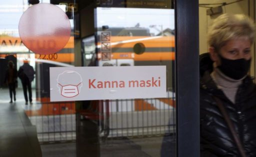 Kanna maskia on viron kieltä. Se tarkoittaa: käytä maskia. Virossa on nyt pakko käyttää maskia julkisissa tiloissa. Kuva on Tallinnan juna-asemalta.