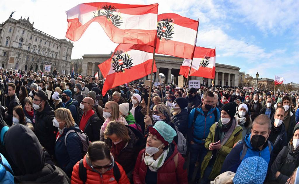 Kuvassa tuhannet itävaltalaiset osoittavat mieltään koronarajoituksia vastaan. Oikeistolainen FPÖ-puolue järjesti mielenosoituksen Wienissä, joka on Itävallan pääkaupunki.