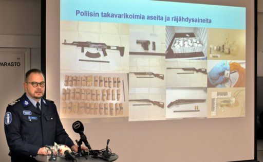 Valokuvassa näkyy kuvia aseista, joita poliisi löysi epäillyiltä miehiltä. Kuvassa rikosylikomisario Toni Sjöblom esittelee terrorismirikoksen tutkinnan tuloksia.