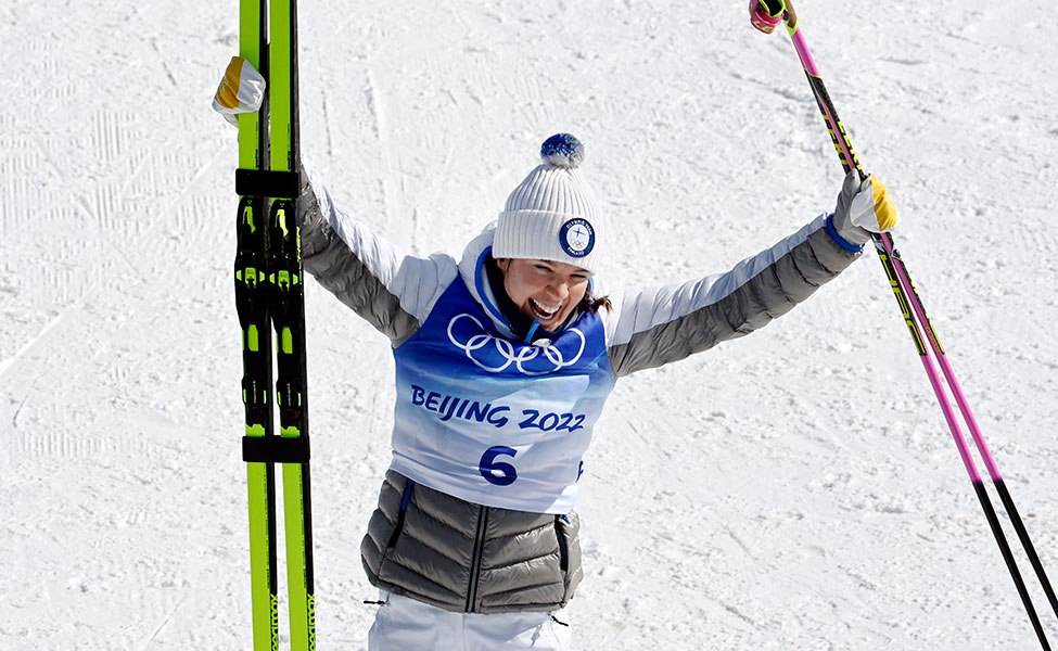 Hiihtäjä Kerttu Niskanen iloitsee pronssimitalista Pekingin olympialaisissa.
