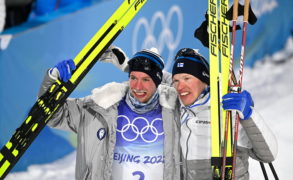 Hiihtäjät Joni Mäki (vasemmalla) ja Iivo Niskanen voittivat hopeaa parisprintissä.