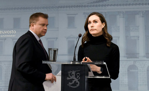 Puolustusministeri Antti Kaikkonen ja pääministeri Sanna Marin hallituksen tiedotustilaisuudessa.