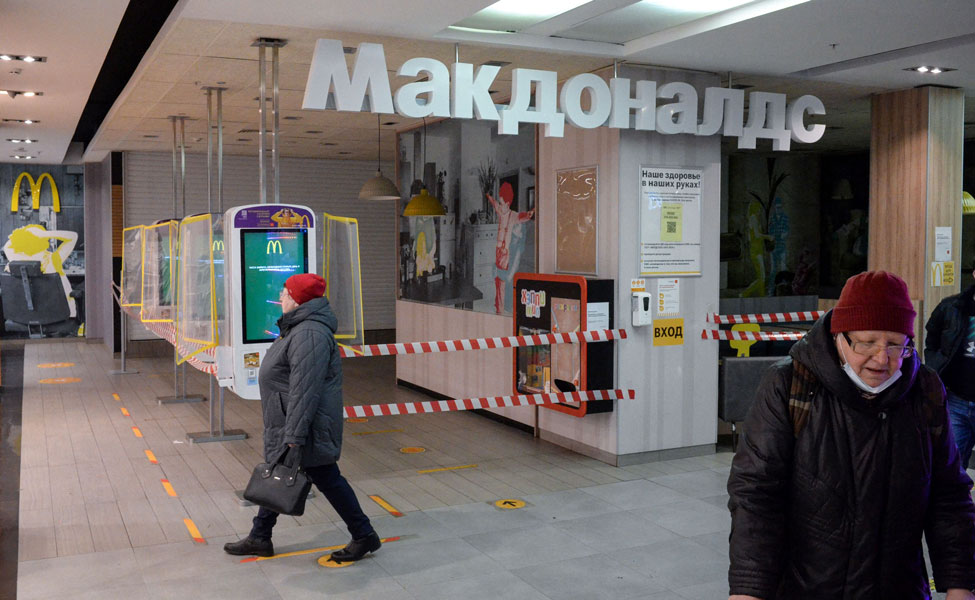 Kuvassa on McDonald´sin myymälä Moskovassa Venäjällä. Myymälä on suljettu, koska McDonald´s on mukana länsimaiden pakotteissa Venäjää vastaan.