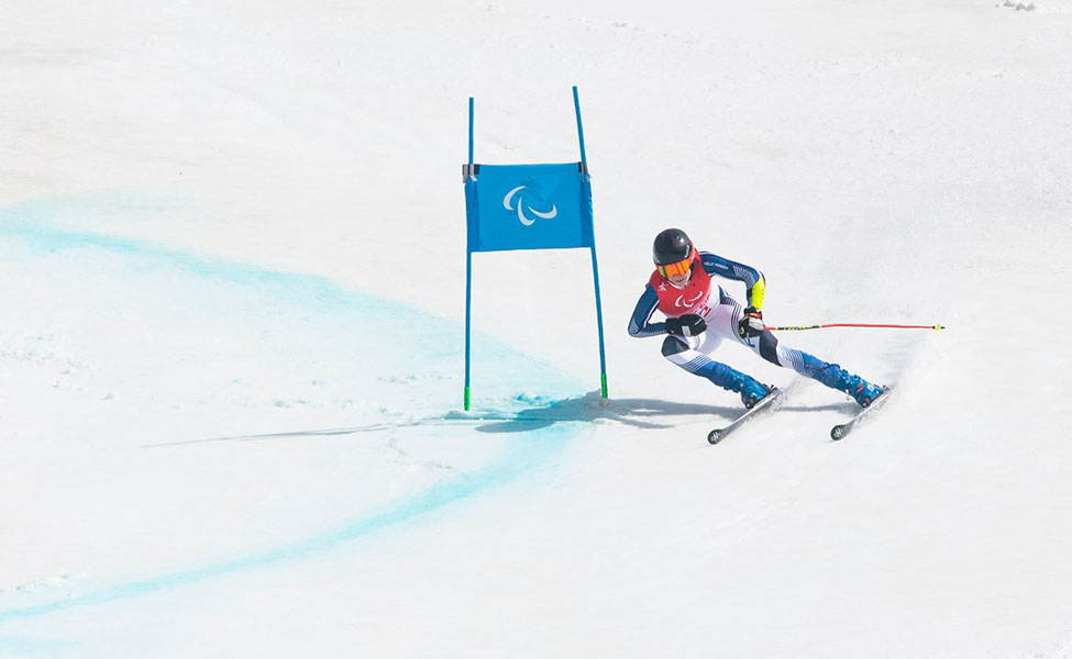 Santeri Kiiveri laskee suurpujottelurinteessä Pekingin paralympialaisissa Kiinassa 10. maaliskuuta.