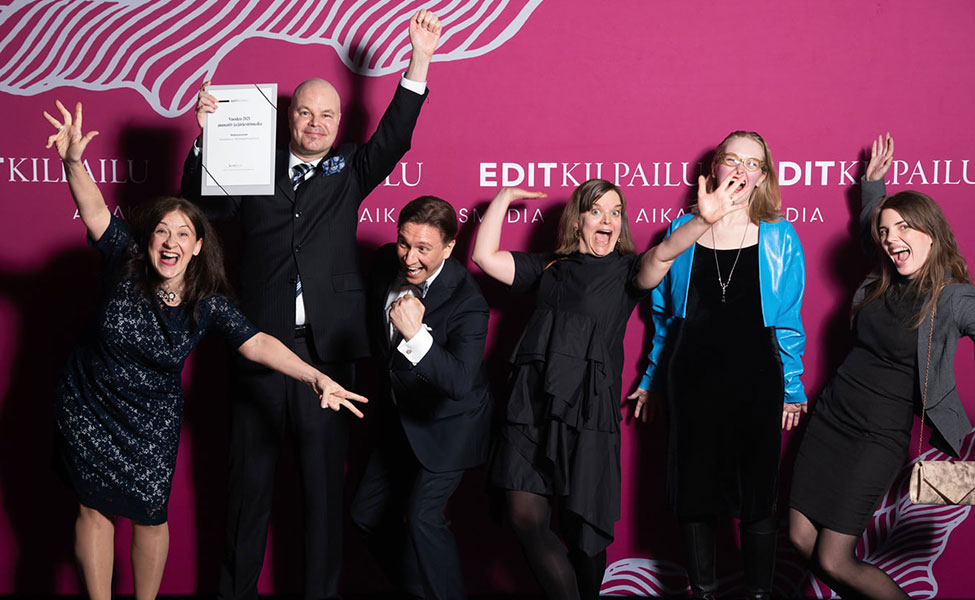 Vuoden ammatti- ja järjestömedia -palkinnon saajat poseeraavat hauskasti ja riehakkaasti Editkilpailun juhlissa.