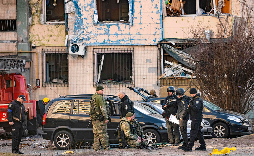 Ukrainalaisia sotilaita Kiovan esikaupungissa 20. maaliskuuta.
