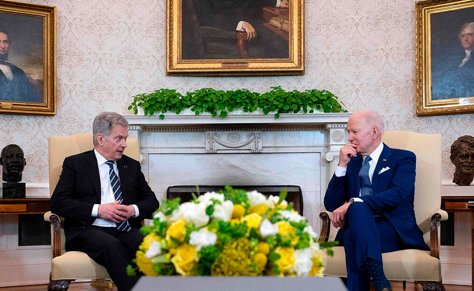Sauli Niinistö (vasemmalla) ja Joe Biden tapasivat viime perjantaina. Presidentit kuvattiin Valkoisessa talossa eli Yhdysvaltojen presidentin virka-asunnossa.
