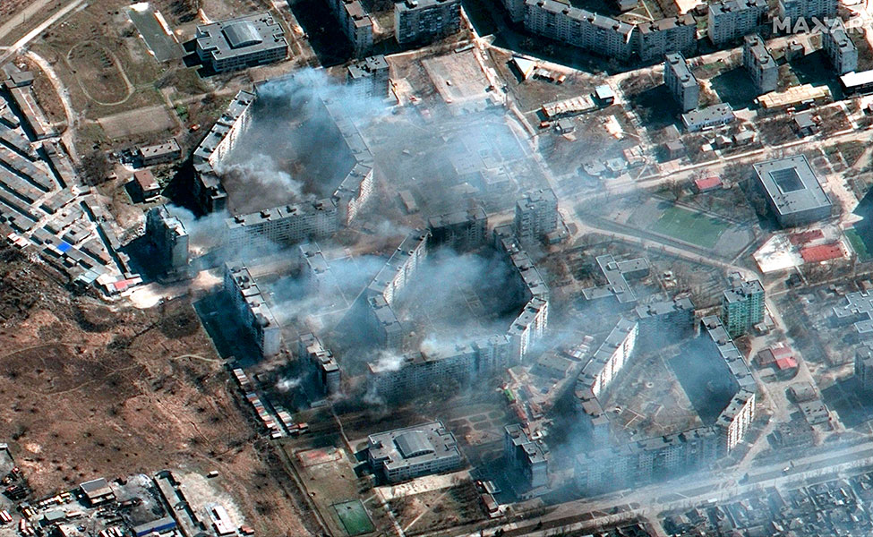 Kuvassa näkyy Mariupolin kaupungin tuho. Kuva on otettu kaupungin ylpuolelta. Se on ilmakuva.