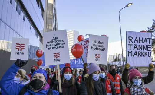 Hoitoalan ammattiliitot Tehy ja Super ovat järjestäneet mielenosoituksia eri puolilla Suomea. Kuvassa hoitajat osoittavat mieltään Meilahden sairaalan alueella Helsingissä.