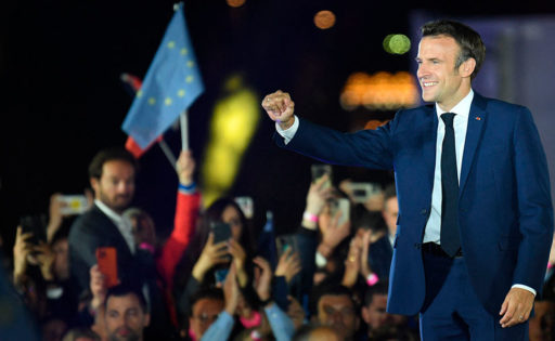 Ranskan presidentti Emmanuel Macron tervehtii kannattajiaan.