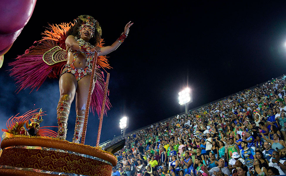 Tanssija Rion sambakarnevaaleilla.