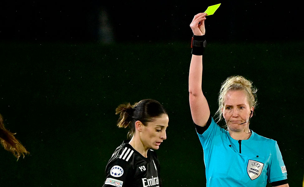 Lina Lehtovaara (oikealla) antaa keltaisen kortin Esther Gonzalesille. Kuva on Mestarien liigan ottelusta Real Madrid vastaan FC Barcelona.