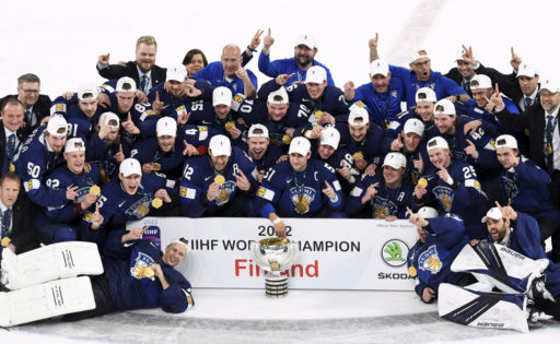 Kuvassa Suomen joukkue eli Leijonat juhlii jääkiekon maailmanmestaruutta.