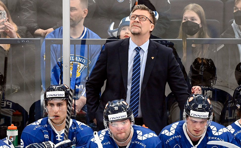Kuvassa keskellä on Suomen miesten jääkiekkomaajoukkueen päävalmentaja Jukka Jalonen. Suomen miesten jääkiekkomaajoukkuetta kutsutaan Leijoniksi.