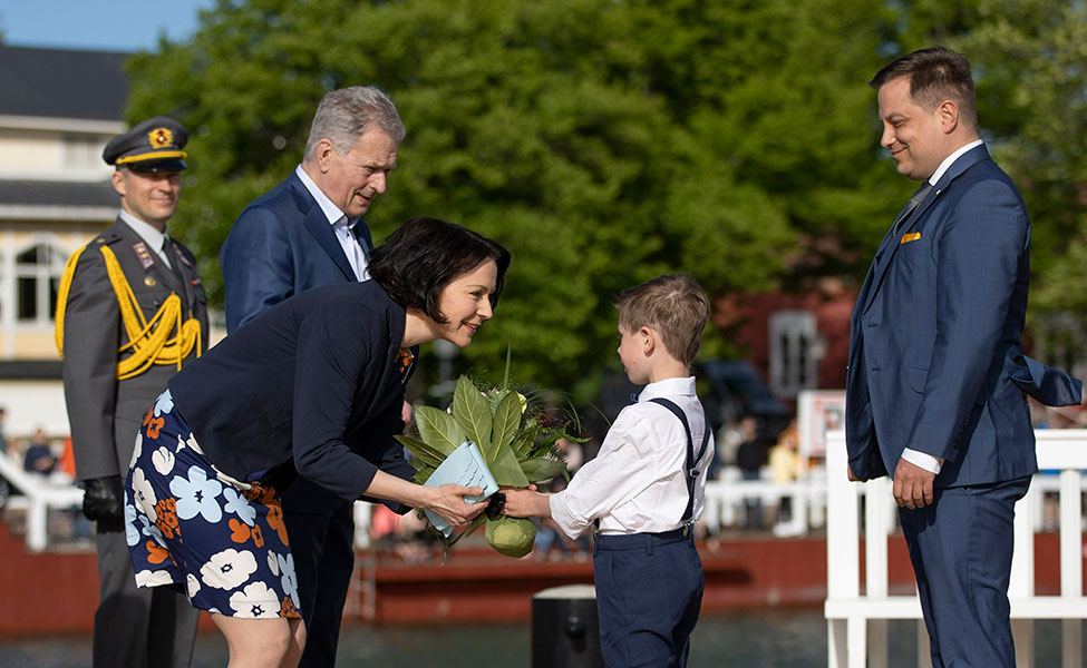 Naantalin kaupunginvaltuuston puheenjohtaja Vilhelm Junnila ja seitsemänvuotias Leo Valkama toivottivat presidenttiparin tervetulleeksi Naantalin Kultarantaan.