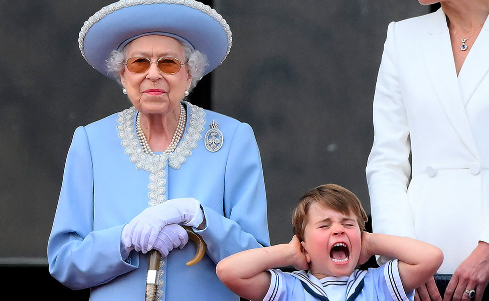 Kuvassa ovat Britannian kuningatar Elisabet II ja prinssi Louis. Prinssi Louis on neljävuotias. Hän on kuningattaren lapsenlapsenlapsi.
