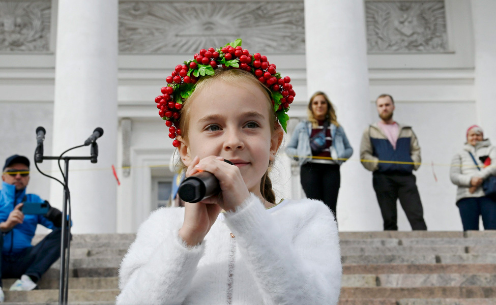 Pieni ukrainalaistyttö Amelia Anisovytsh esiintyi Helsingin Tuomiokirkon portailla 3. syyskuuta. Amelia Anisovytsh esitti Mothers for Peace -tapahtumassa Let It Go -laulun. Laulu tuli tunnetuksi Disney-elokuvassa Frozen.