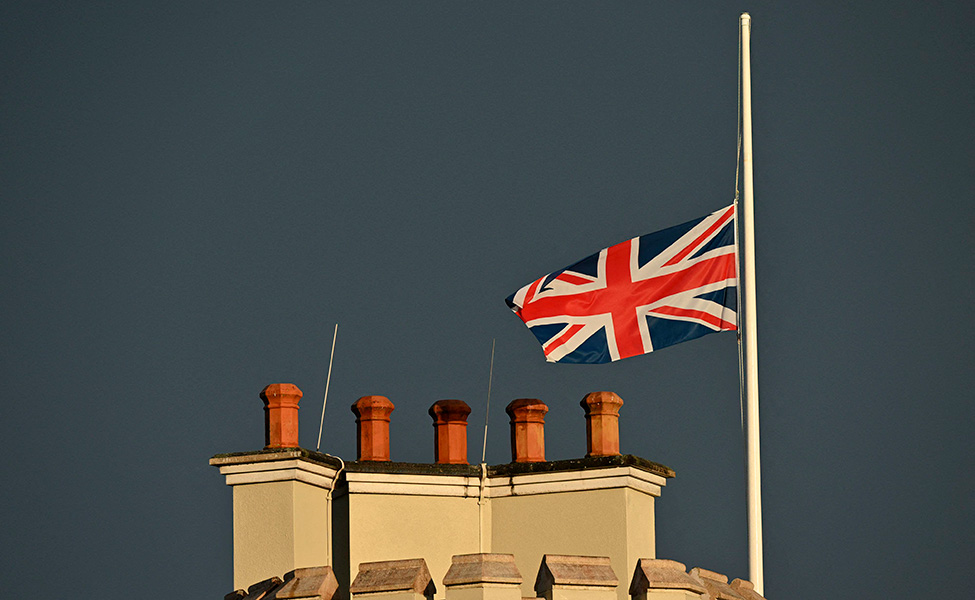 Ison-Britannian lippu laskettiin puolitankoon torstaina 8. syyskuuta, jolloin kuningatar Elisabet II kuoli.