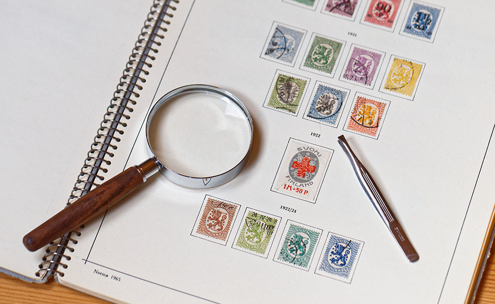 Postimerkkikokoelmaa varten voi hankkia kansion, jossa postimerkit pysyvät siististi tallessa. Suurennuslasi ja pinsetit ovat tarpeellisia apuvälineitä postimerkkien käsittelyssä.