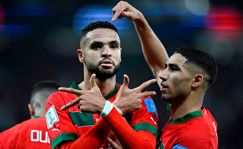 Marokon hyökkääjä Youssef En-Nesyri (vasemmalla) ja puolustaja Achraf Hakim juhlivat maalia, kun Marokko voitti Portugalin 1–0. Marokko pelaa välierissä tällä viikolla.