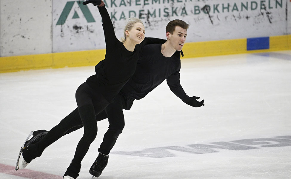 Suomalaiset Juulia Turkkila ja Matthias Versluis kilpailevat jäätanssissa. Kuva on otettu harjoituksissa 16.1.