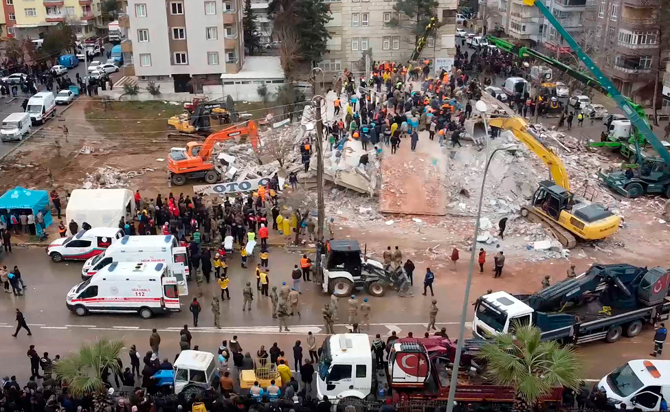 Raivaustyöt käynnistyivät Turkin Sanliurfassa maanantaina 6. helmikuuta maanjäristysten jälkeen.