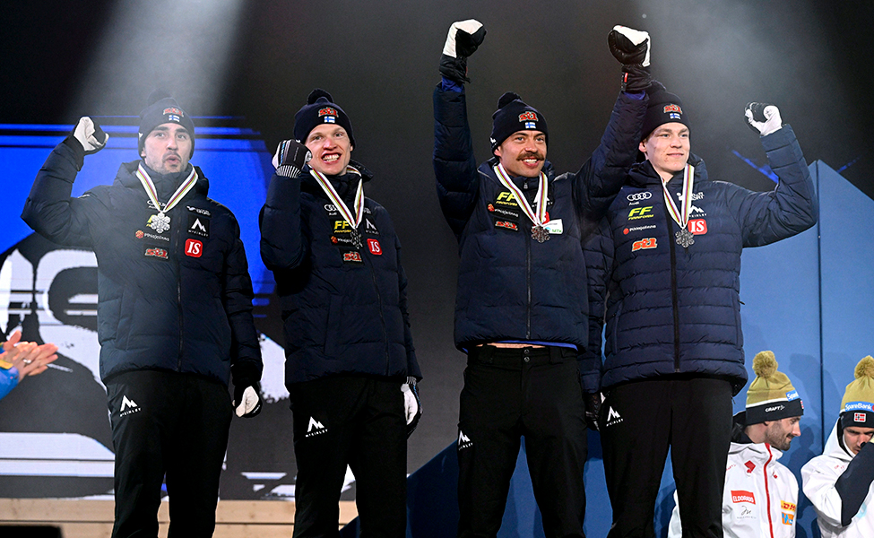 Suomen miesten viestijoukkue palkintokorokkeella 3. maaliskuuta. Kuvassa ovat Ristomatti Hakola (vasemmalla), Iivo Niskanen, Perttu Hyvärinen ja Niko Anttola.