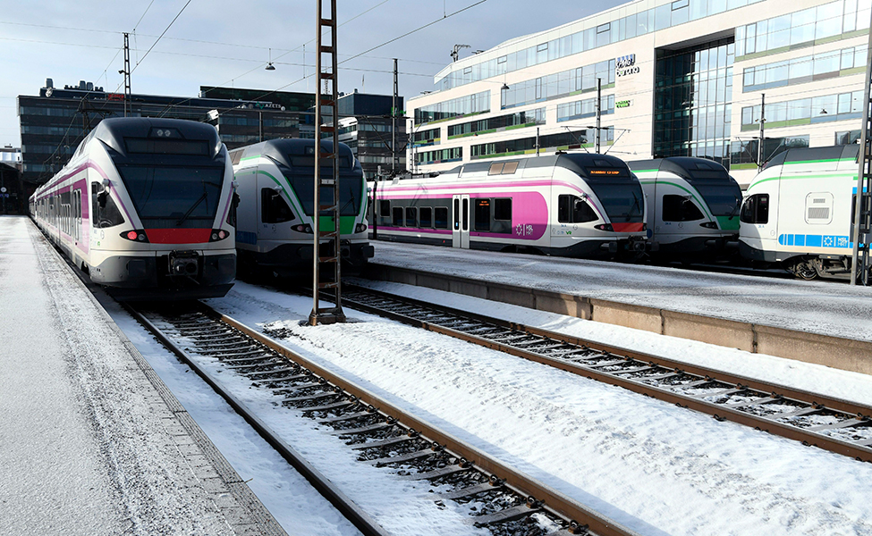 Veturinkuljettajien lakko pysäytti kaukojunat ja lähijunat. Kuvassa on Helsingin rautatieasema.