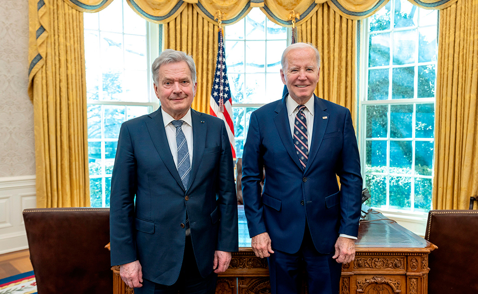 Kuvassa ovat Suomen presidentti Sauli Niinistö (vasemmalla) ja Yhdysvaltojen presidentti Joe Biden. Presidentit kuvattiin Washingtonissa Yhdysvaltain presidentin työhuoneessa eli Oval Officessa 9. maaliskuuta.