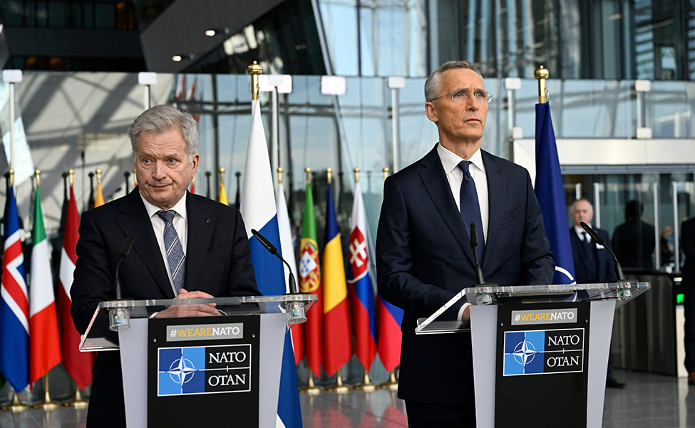 Kuvassa ovat Suomen presidentti Sauli Niinistö (vasemmalla) ja Naton pääsihteeri Jens Stoltenberg. Niinistö ja Stoltenberg kuvattiin Brysselissä 4. huhtikuuta.