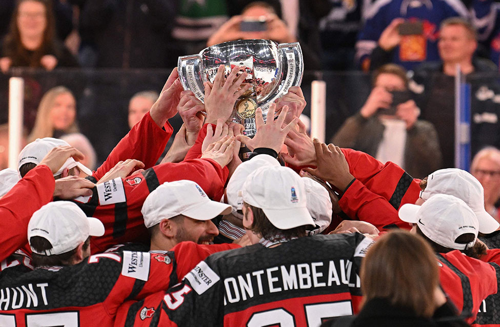 Kanadan pelaajat juhlivat jääkiekon maailmanmestaruutta sunnuntaina 28. toukokuuta.