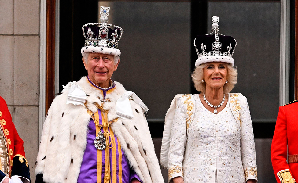 Kuningas Charles III ja kuningatarpuoliso Camilla Buckinghamin palatsin parvekkeella 6. toukokuuta.