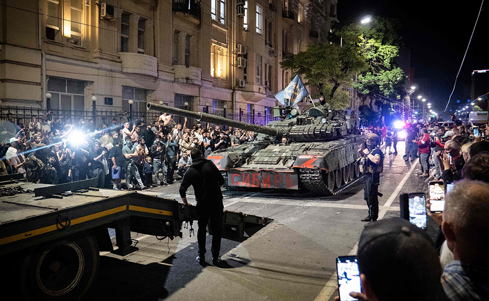Palkka-armeija Wagnerin panssarivaunu on lähdössä Donin Rostovista Venäjältä illalla lauantaina. Wagner-ryhmä saapui sinne lauantaiaamuna 24. kesäkuuta. Monet venäläiset hurrasivat Wagnerin sotilaille.