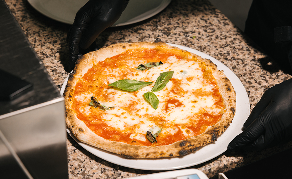 Pizza Margheritassa on tomaattikastiketta, juustoa ja basilikaa. 