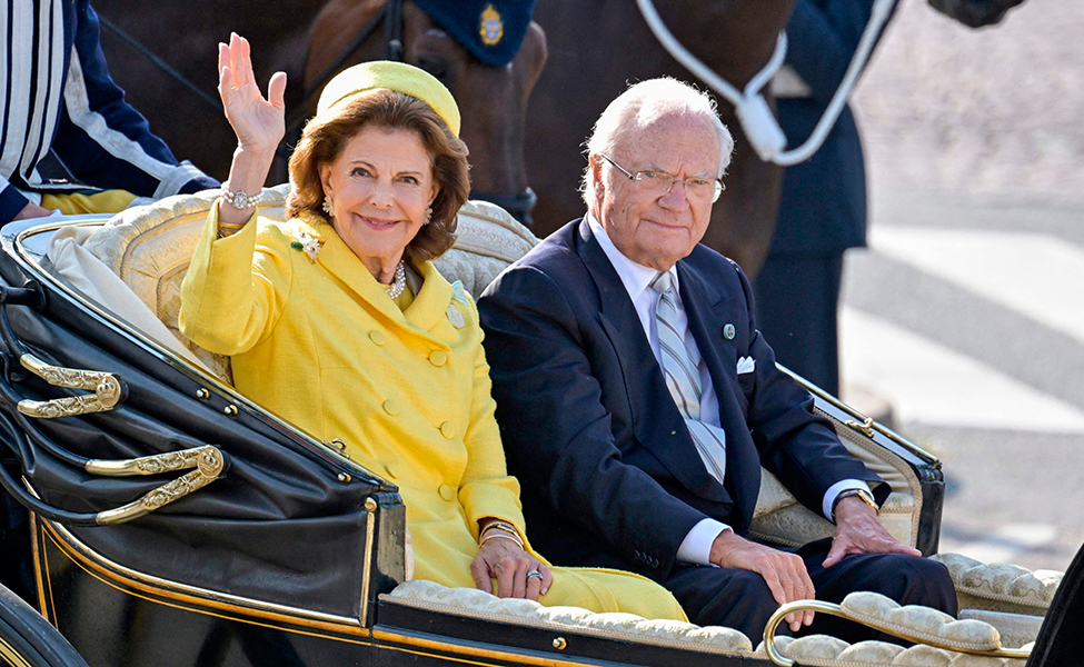 Ruotsin kuningas Kaarle XVI Kustaa ja kuningatar Silvia saapuivat vaunuilla juhlallisuuksiin Tukholmassa 16. syyskuuta.