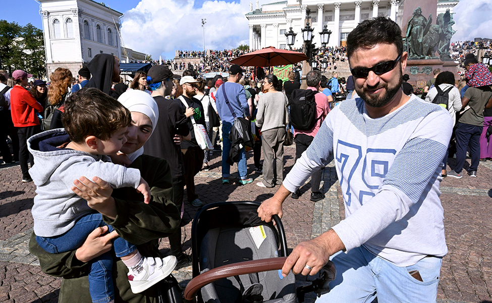 Omar Hamouria osallistui vaimonsa Manarin ja kaksivuotiaan poikansa kanssa mielenosoitukseen Helsingin Senaatintorilla 3. syyskuuta. Hamourian perhe on kotoisin Syyriasta.